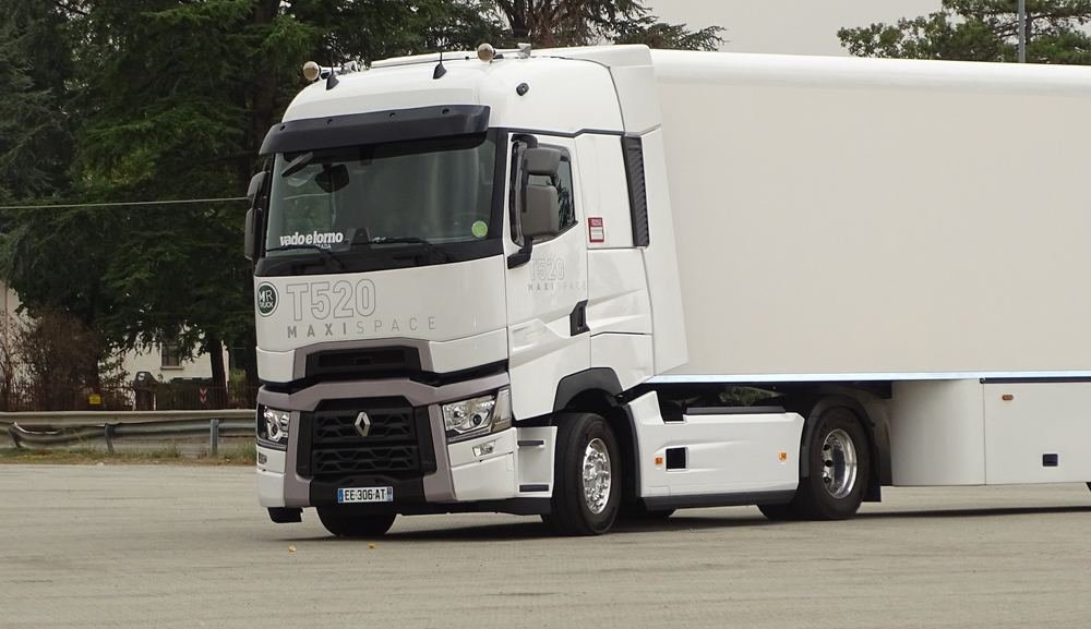 Autoarticolato Renault Trucks T520 con semirimorchio